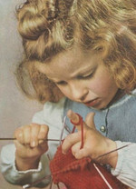 Kötni tanuló kislány- nyár, kötés, énidő